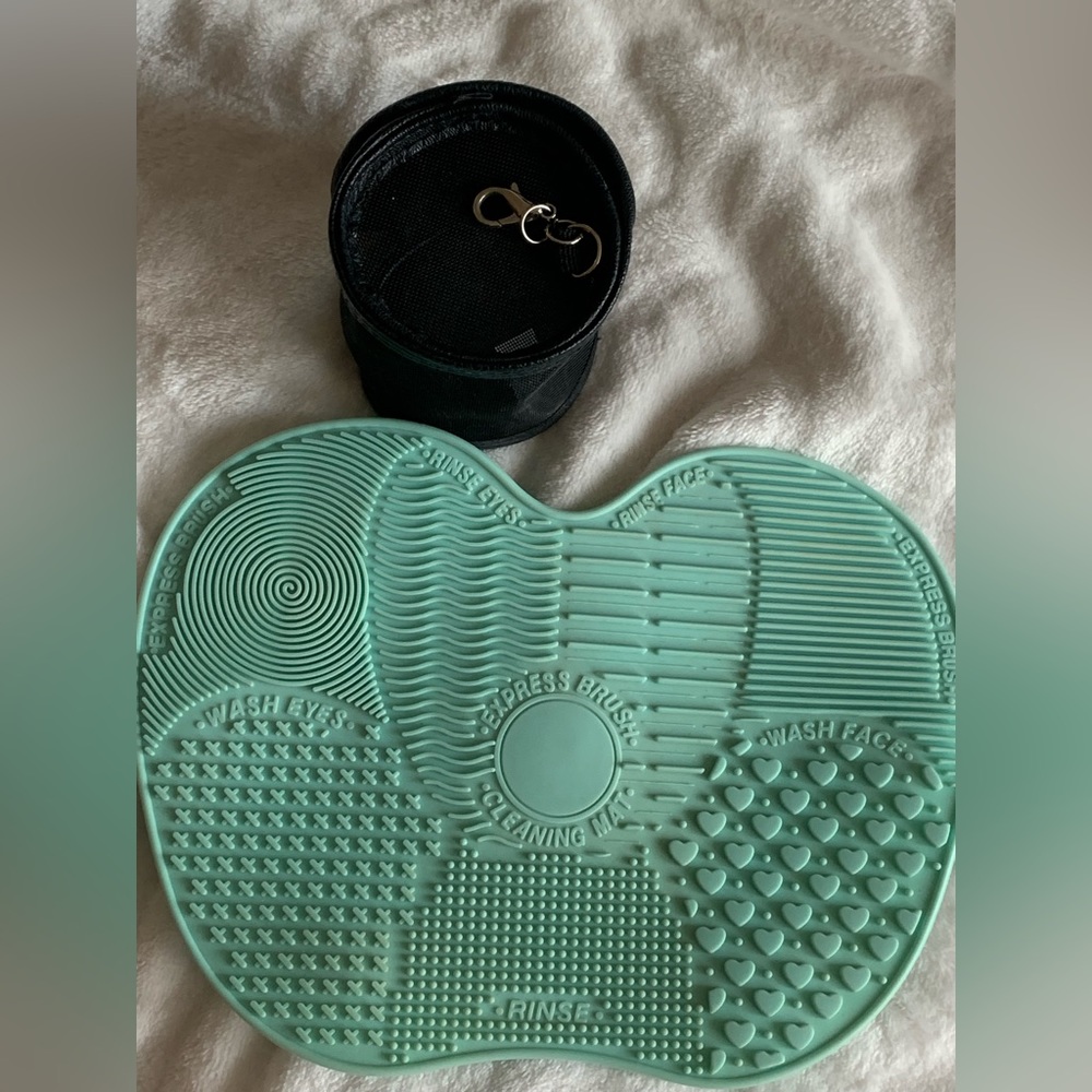 Makeup brush cleaning mat & mesh carrying case for beauty blender